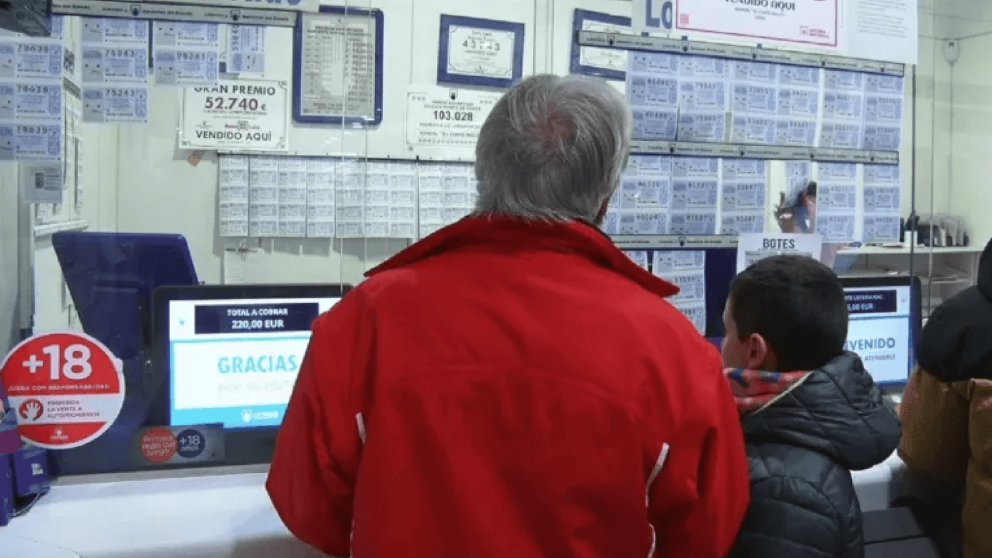 Ganó la lotería, movilizó a su familia para verificar los números y la sorpresa los dejó sin palabras