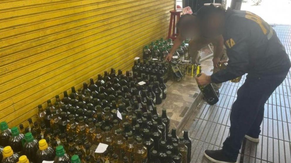 Algunas de las botellas incautadas en los procedimientos.