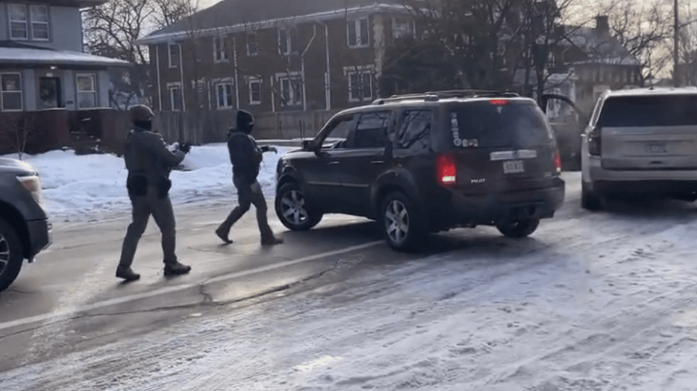 Los agentes federales acercándose a la camioneta de la mujer.