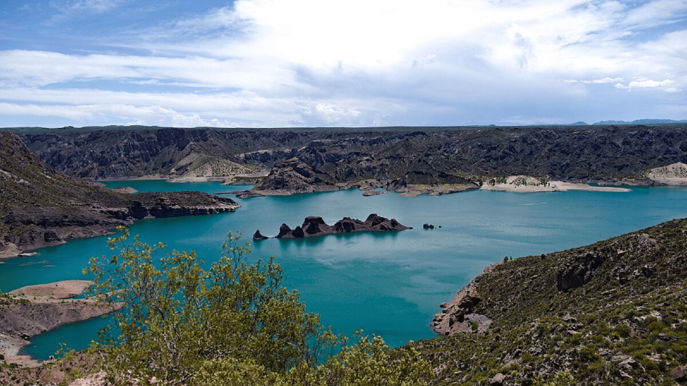 Un escenario natural impactante donde el río y la roca crean uno de los paisajes más fotogénicos de Mendoza.