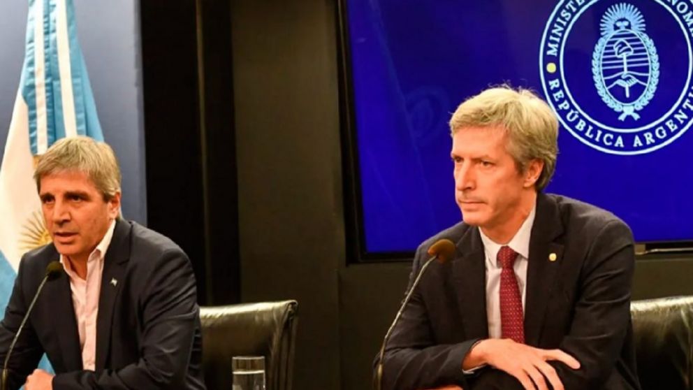 Luis Caputo, ministro de Economía, y Santiago Bausili, presidente del BCRA, cerraron préstamo con bancos.