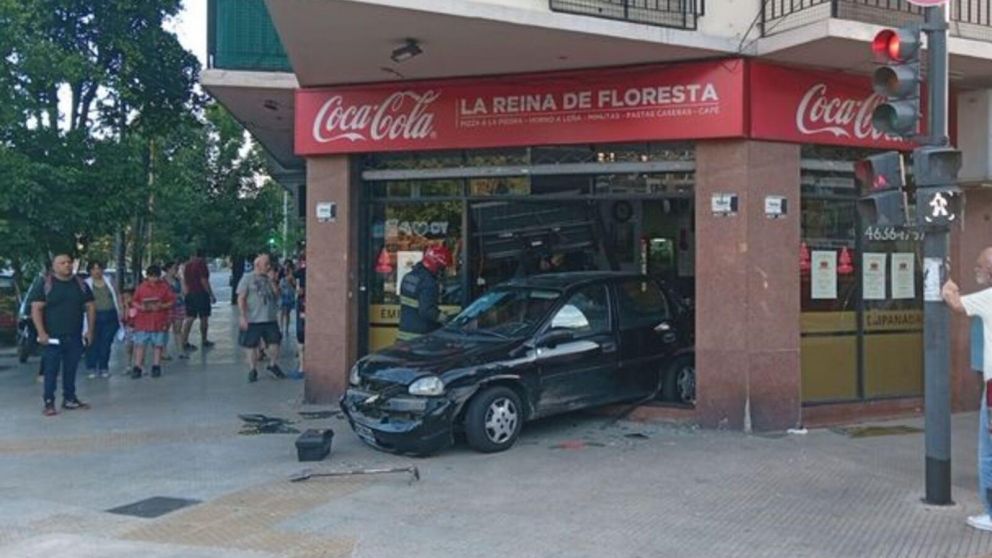 Un auto se estrelló contra una famosa pizzería tras chocar con un micro escolar.