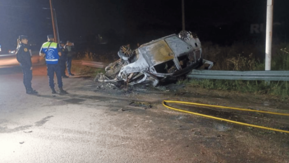 Así quedó el auto tras el incendio (Gentileza Chajarí al Día Digital).