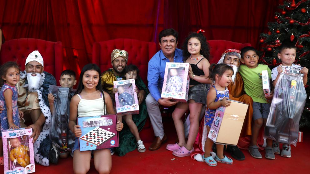 El intendente de La Matanza, Fernando Espinoza, junto a algunos niños y los Reyes Magos.