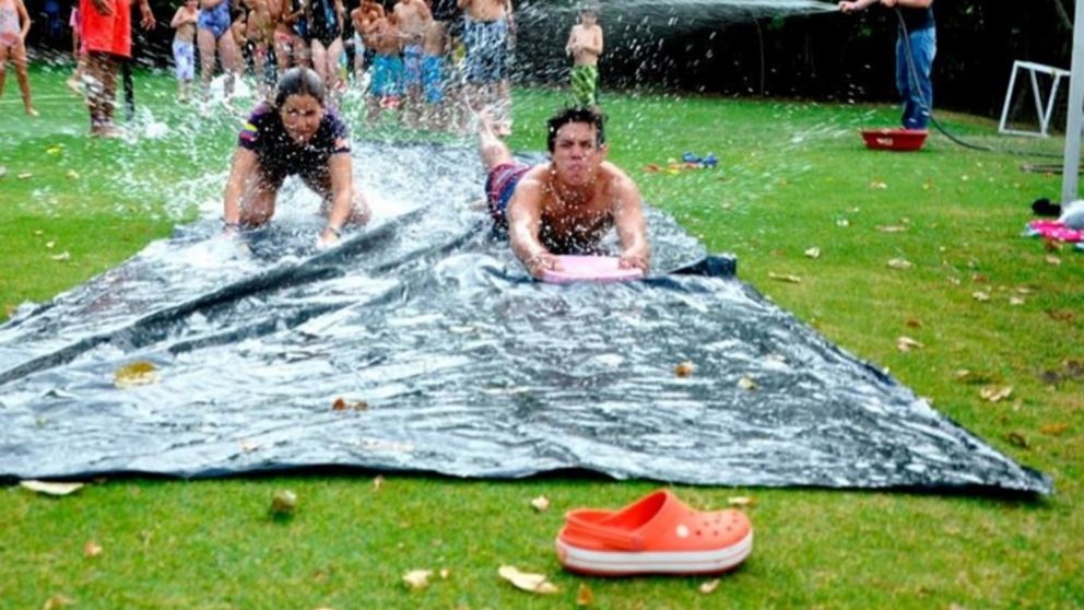 Algunos optan por pasar las tardes de calor entre juegos de agua y piletas de lona.