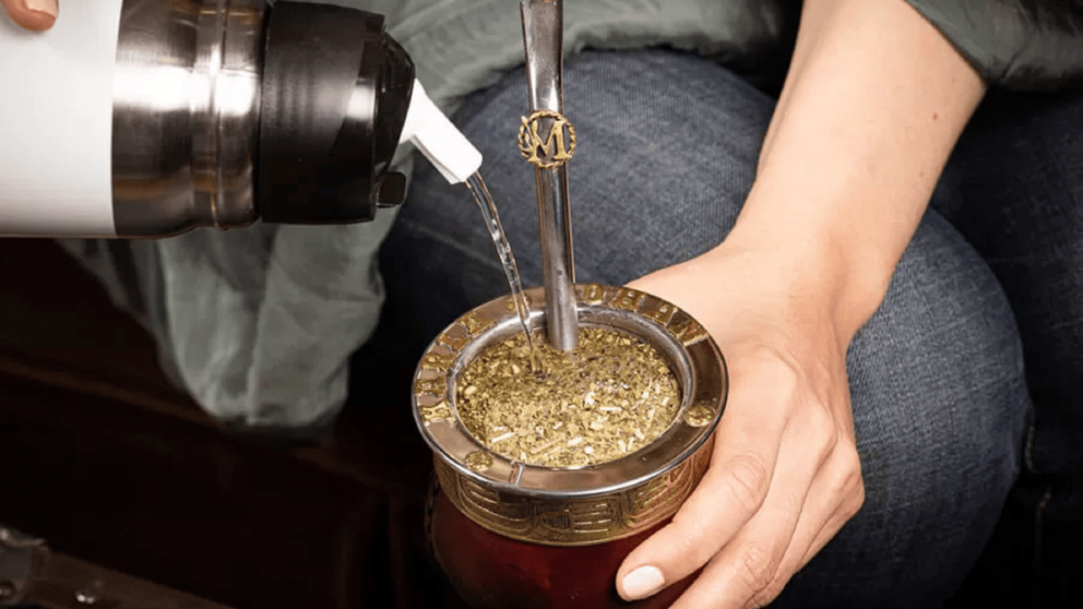 Discuti� con su mujer porque no le gustaba c�mo cebaba el mate y la atac�.