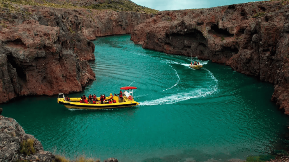 Postales de mar abierto, acantilados y fauna patag�nica definen la identidad de este destino del sur argentino.