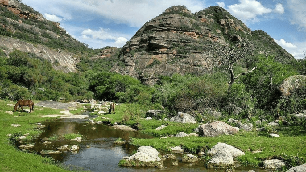 Un paisaje serrano único enmarca uno de los pueblos con mayor valor histórico y cultural del norte cordobés.