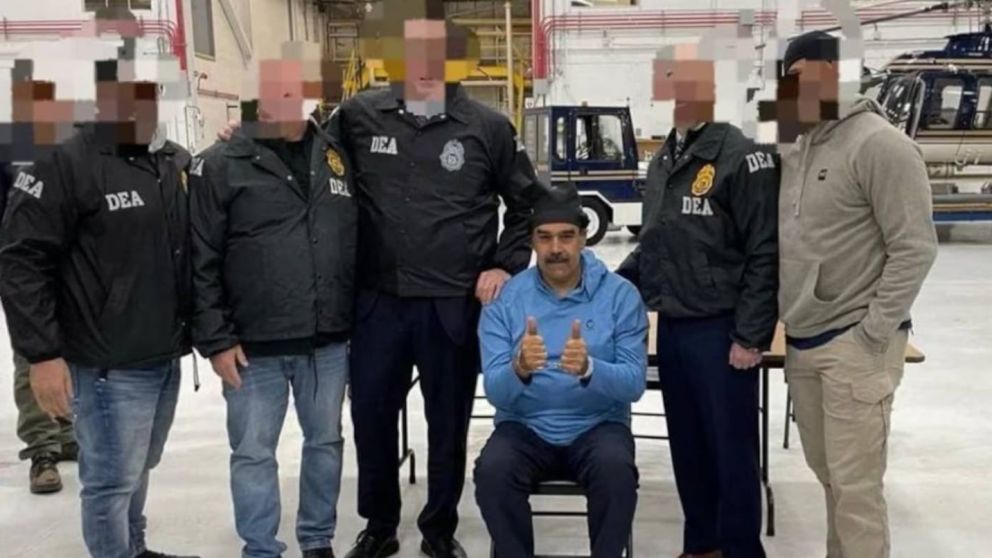 Nicolás Maduro con los pulgares arriba tras ser capturado.