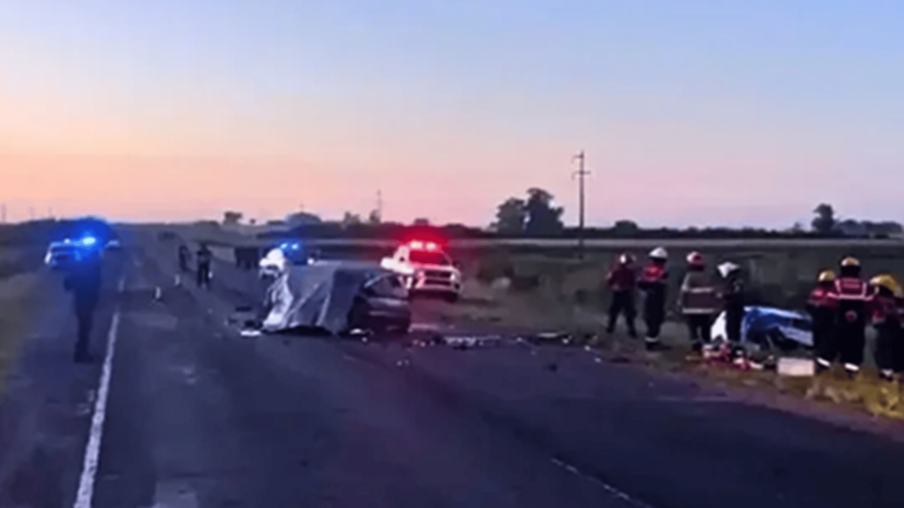 Tres muertos por el impacto frontal entre dos autos.