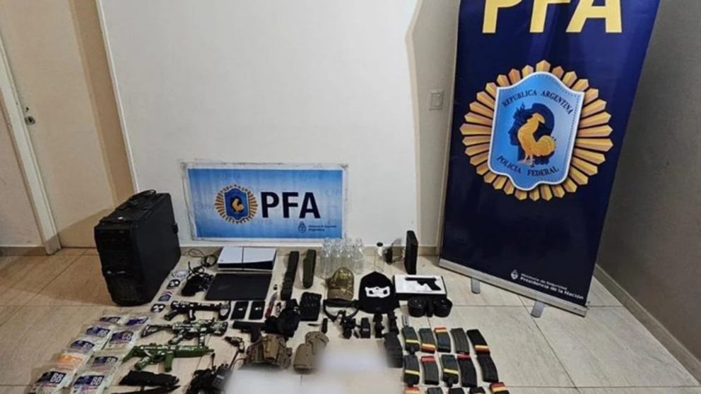El adolescente de 16 años detenido en Caballito planeaba un tiroteo escolar y mostraba admiración por el nazismo y tiradores en masa (Imagen: PFA).