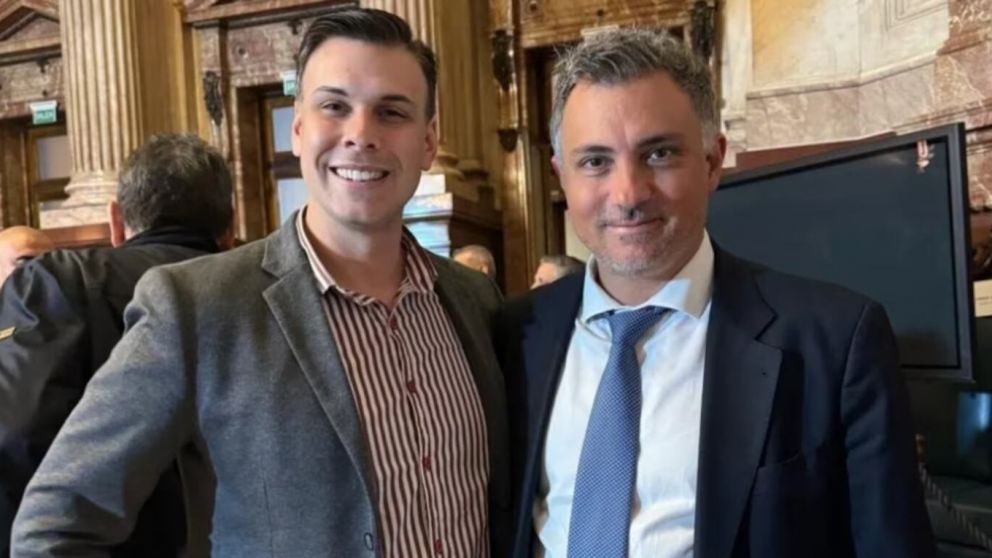 Rubén Torres, junto a Sebastián Pareja, el titular de la LLA en la Provincia.