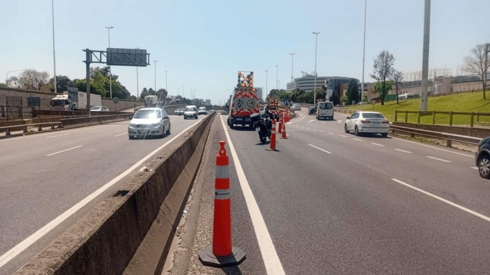 Un motociclista impactó contra un auto y murió en la avenida General Paz (X-@AuSol_AR).