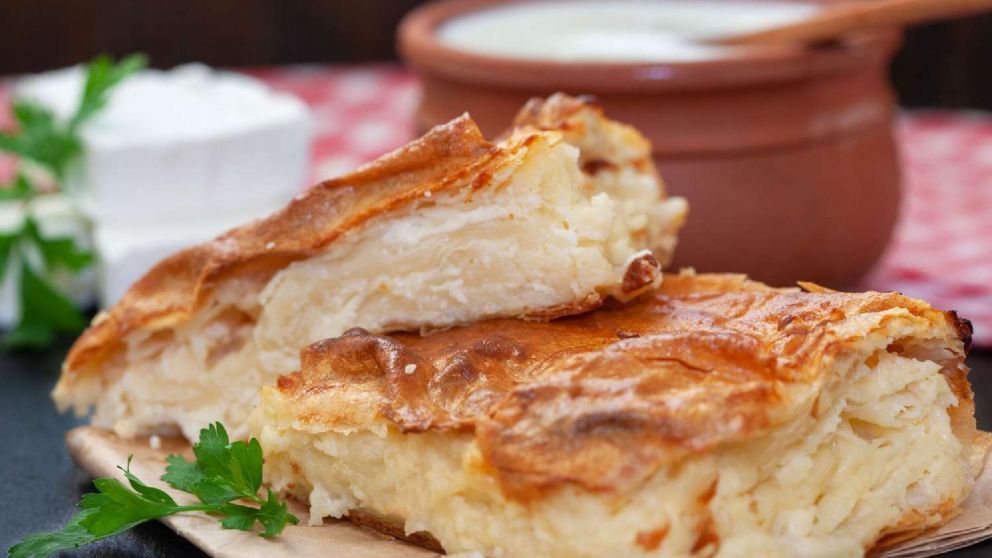 "Gibánica" de queso, la tarta serbia que se prepara en pocos pasos y enamora con su esponjosidad