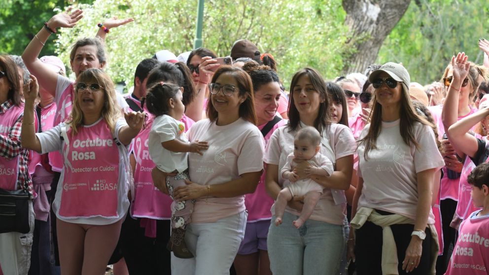 Natalia Olmos, directora de Comunicación y Relaciones Institucionales del Grupo Olmos, participó de la actividad con sus hijas. En la largada, con la Dra. Andrea Falugi, directora general de Red BASA.