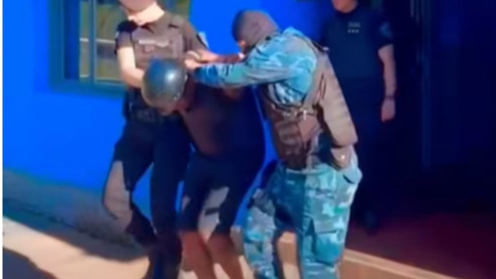 Los tres sospechosos fueron detenidos por efectivos de la Policía argentina.