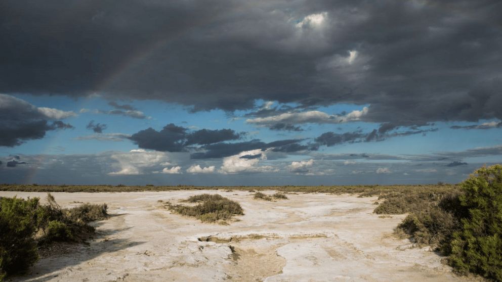 Paisaje deslumbrante donde el cielo y la tierra se confunden en un mismo reflejo, creando un espectáculo natural difícil de olvidar.