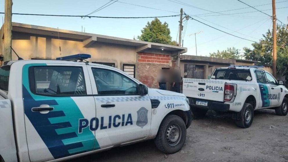 Los policías realizan diferentes procedimientos para capturar a los sospechosos.