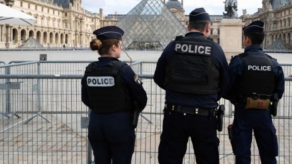 La Policía de Francia continúa la investigación por el robo en el museo de Paris.