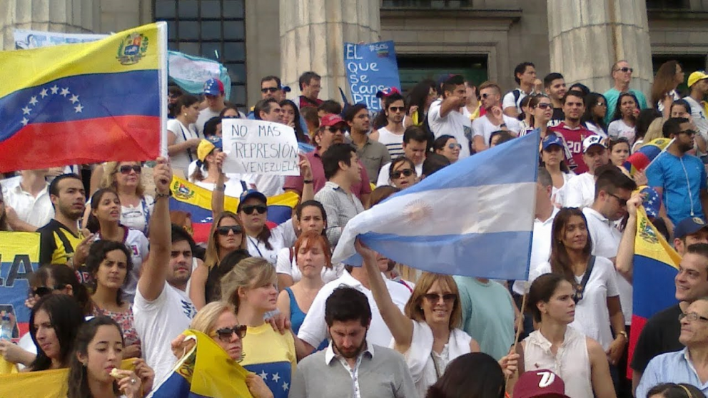 Cayó maduro: testimonios de venezolanos en Argentina
