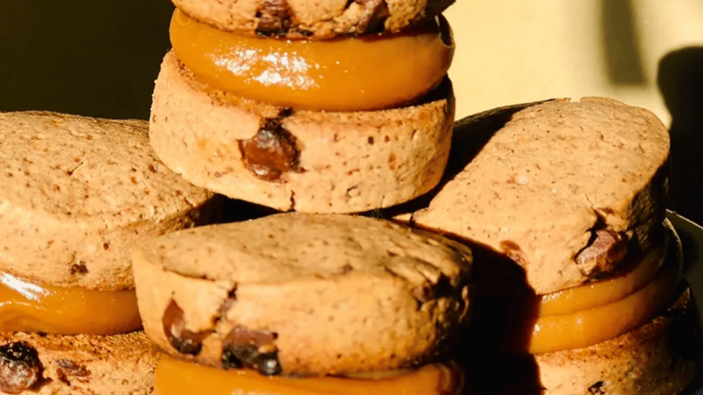 Alfajores caseros con chips de chocolate, perfectos para acompañar el mate o el café.