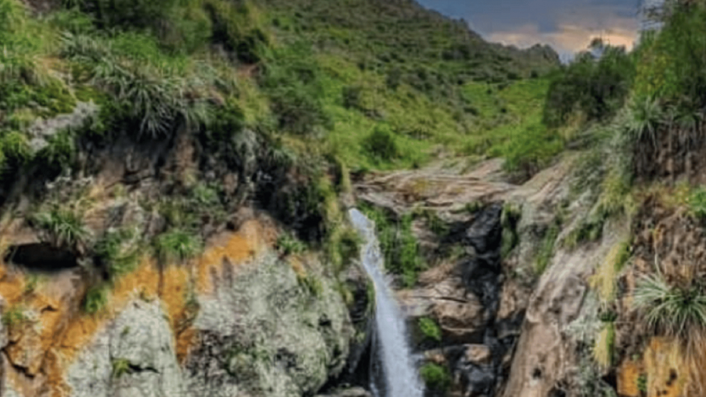 Un entorno serrano donde el agua corre libre y el silencio es parte del paisaje.