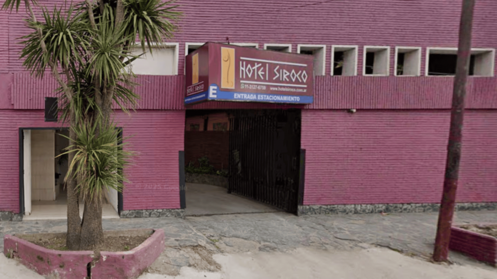 Los delincuentes fueron detenidos a la salida del hotel alojamiento (Google Street View).