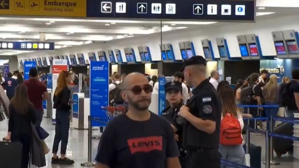 Más de 50 operaciones, entre despegues y aterrizajes, se encuentran afectadas hoy en el Aeroparque Jorge Newbery.