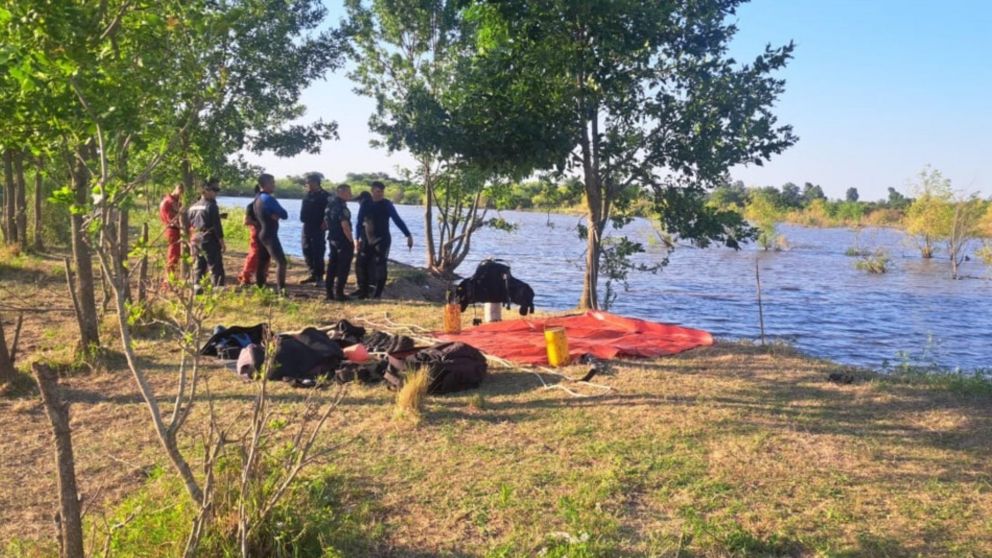 Los efectivos policiales realizaron varias diligencias para extraer el cadáver.