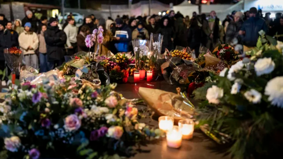 Velas y flores en homenaje a las víctimas de la tragedia en Suiza (Gentileza EFE).