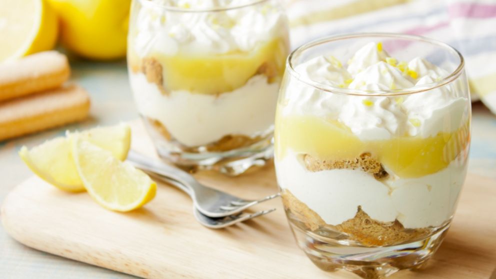 F�ciles y frescos: receta para hacer postrecitos de lim�n en vasitos.