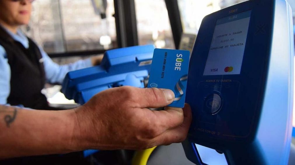El colectivo aprieta el bolsillo: el gasto en transporte se disparó 996% en la era Milei y supera a la inflación