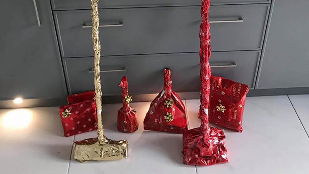 En la cocina, machirulo le regaló kit de limpieza a su mujer por las fiestas