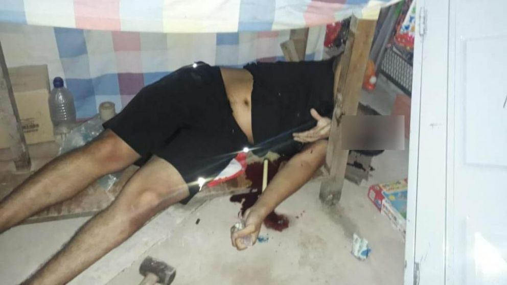 Uno de los ladrones abatidos en la vivienda.