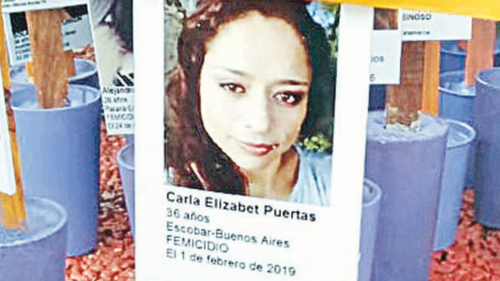 Carla Elizabet Puertas en cruz de Familiares Atravesados por el Femicidio.