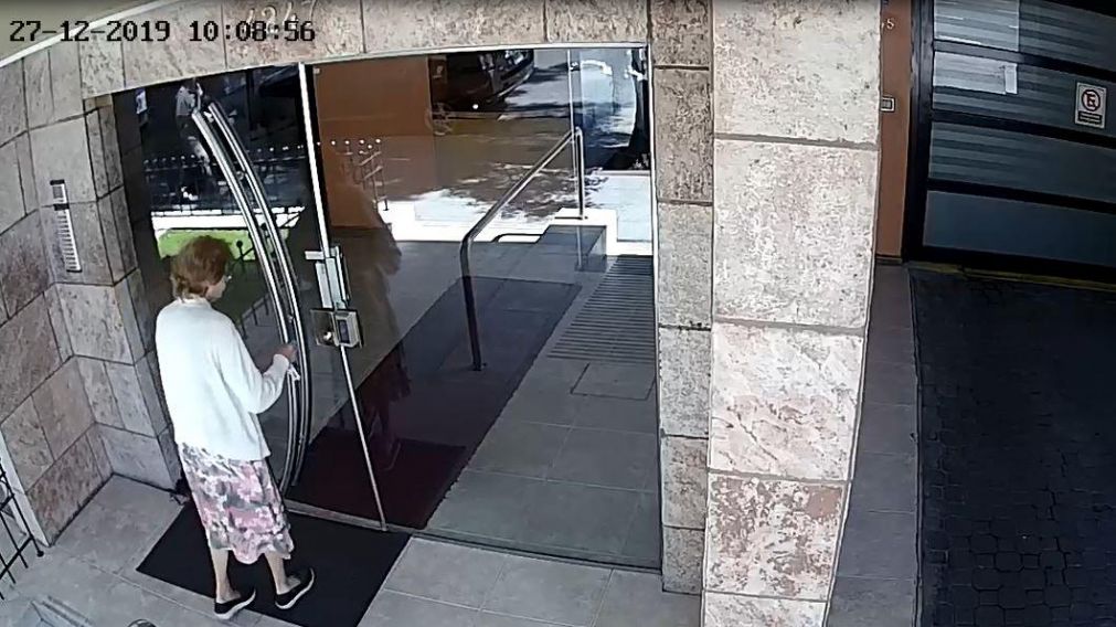 El tremendo suceso qued� registrado por c�maras de seguridad(Captura).