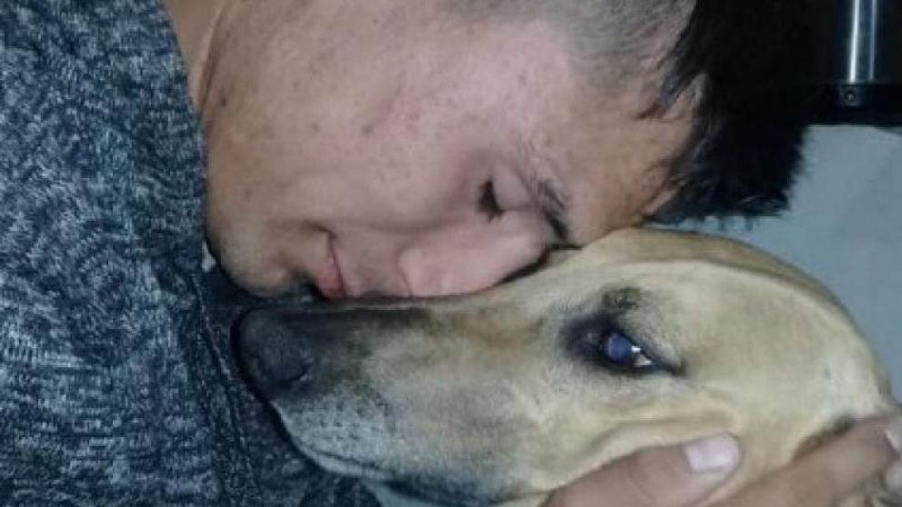 Carlos, junto a Falucho, su fiel amigo desde hace casi seis años.