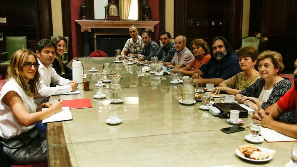 Autoridades de la cartera laboral y el gobernador Kicillof, en una reunión con docentes.