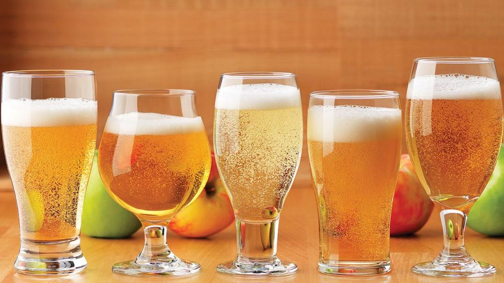 Se debe servir a cuatro grados, en copa abierta descentrada para oxigenar. 