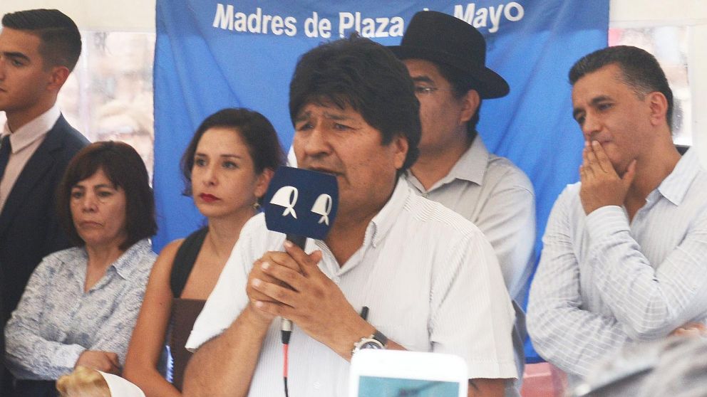 Evo Morales marchó junta a las Madres de Plaza de Mayo. (Hernan Nersesian - Diario Crónica)