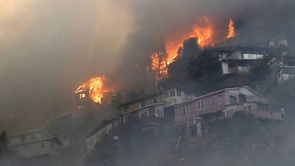 El incendio en Valparaíso afectó hasta el momento a 245 viviendas.
