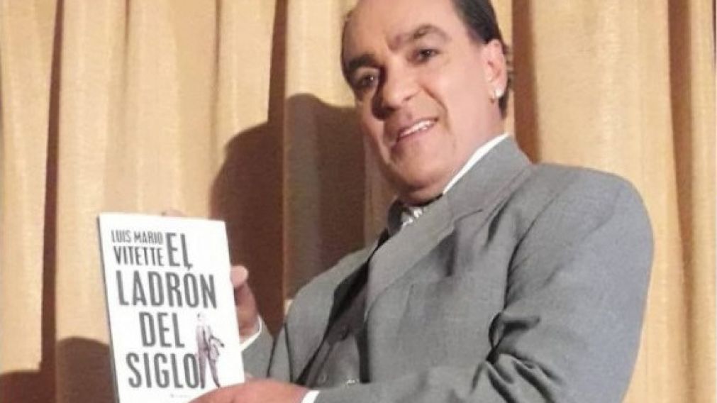 Luis Mario Vitette Sellanes con su edición del "Ladrón del Siglo".