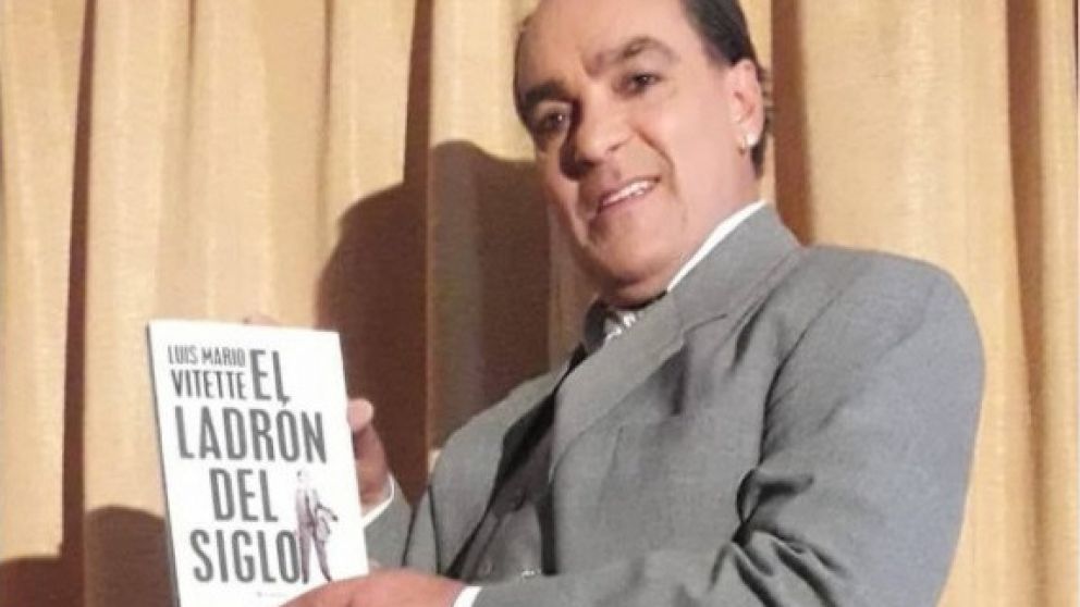 Luis Mario Vitette Sellanes con su edición del "Ladrón del Siglo".