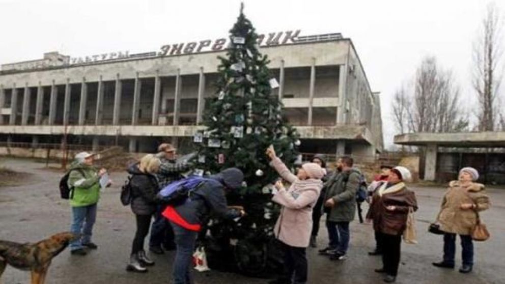 Es la primera vez que se arma un árbol de navidad cerca de Chernobyl tras el accidente nuclear