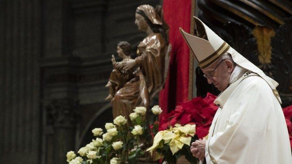 El Papa Francisco en oración junto a la imagen de la Virgen con el Niño. (Vatican Media)