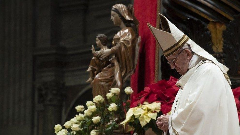 El Papa Francisco en oración junto a la imagen de la Virgen con el Niño. (Vatican Media)
