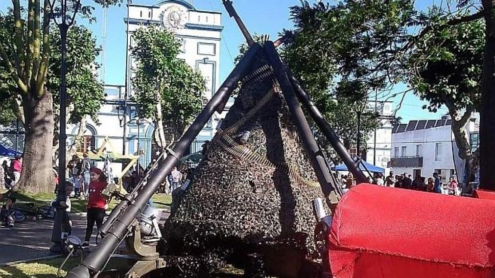 Polémica por un árbol de navidad construido con armas y municiones en Uruguay.