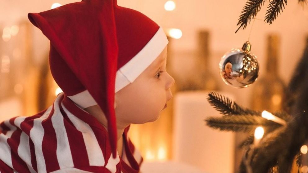 Es importante cuidar que los pequeños no se acerquen a los adornos navideños.