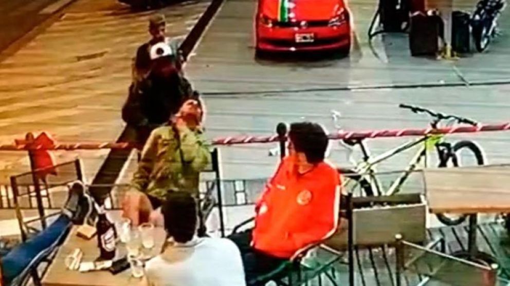 Un joven de 22 años fue salvajemente atacado por un delincuente.