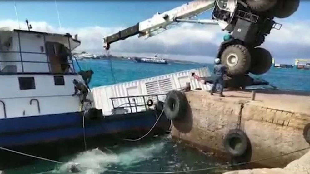 El peso del contenedor hizo que la grúa se levantara; con el barco, quedaron sumergidos.